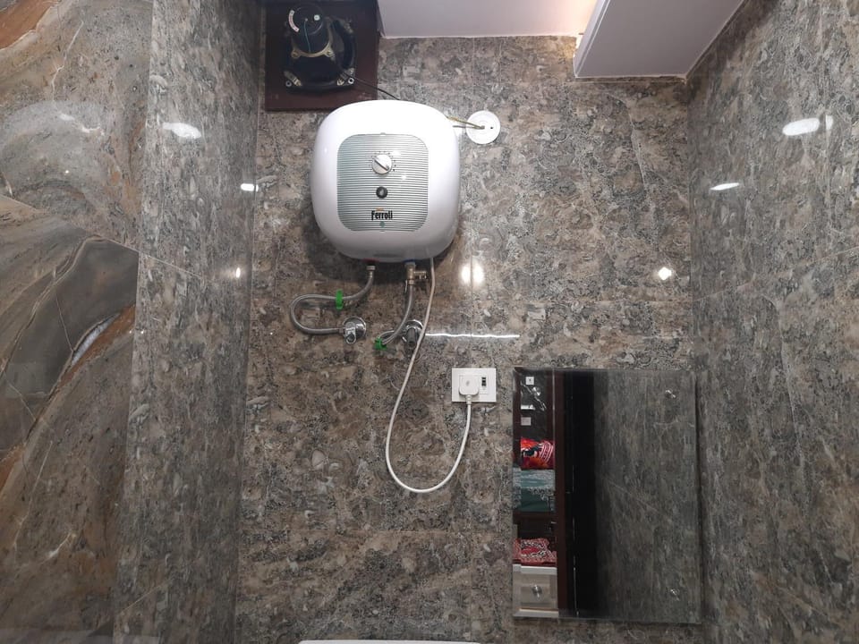 Aggarwal independent studio apartments with private washroom and private kitchen with all utensils, fridge, wifi with smart tv, work desk, fully ac as like your own sweet home Apartment in New Delhi