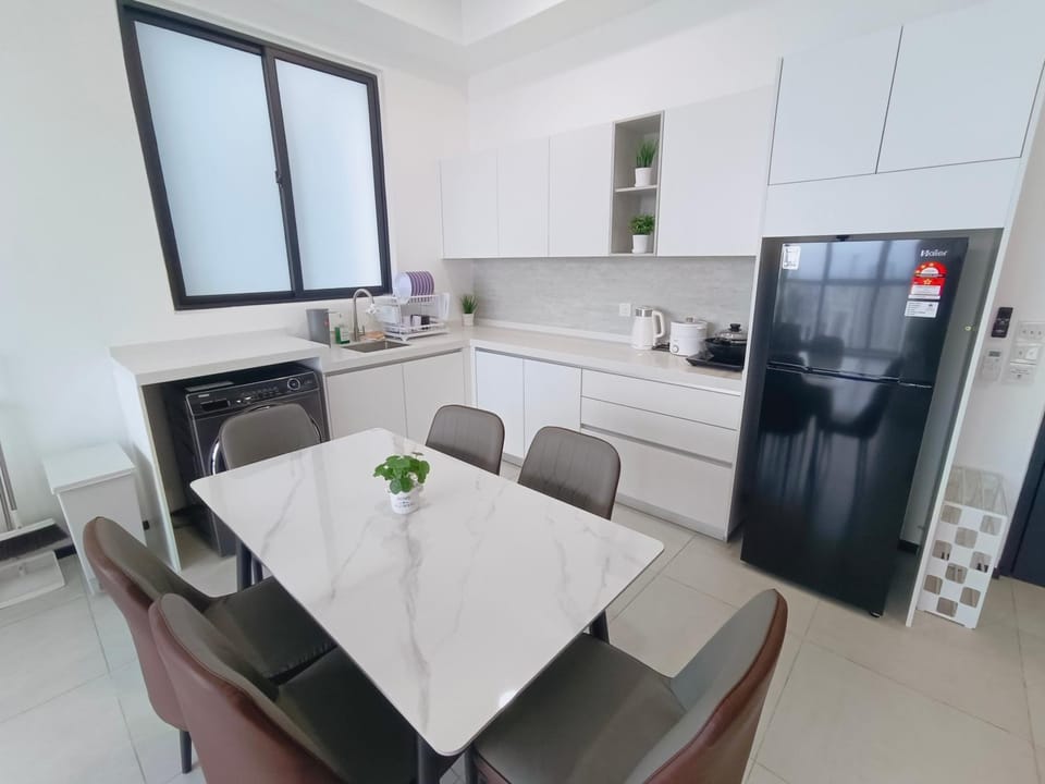 Infinity Pool, Urban Suites, Georgetown, 2 Car Parks by Star Home Apartment in George Town