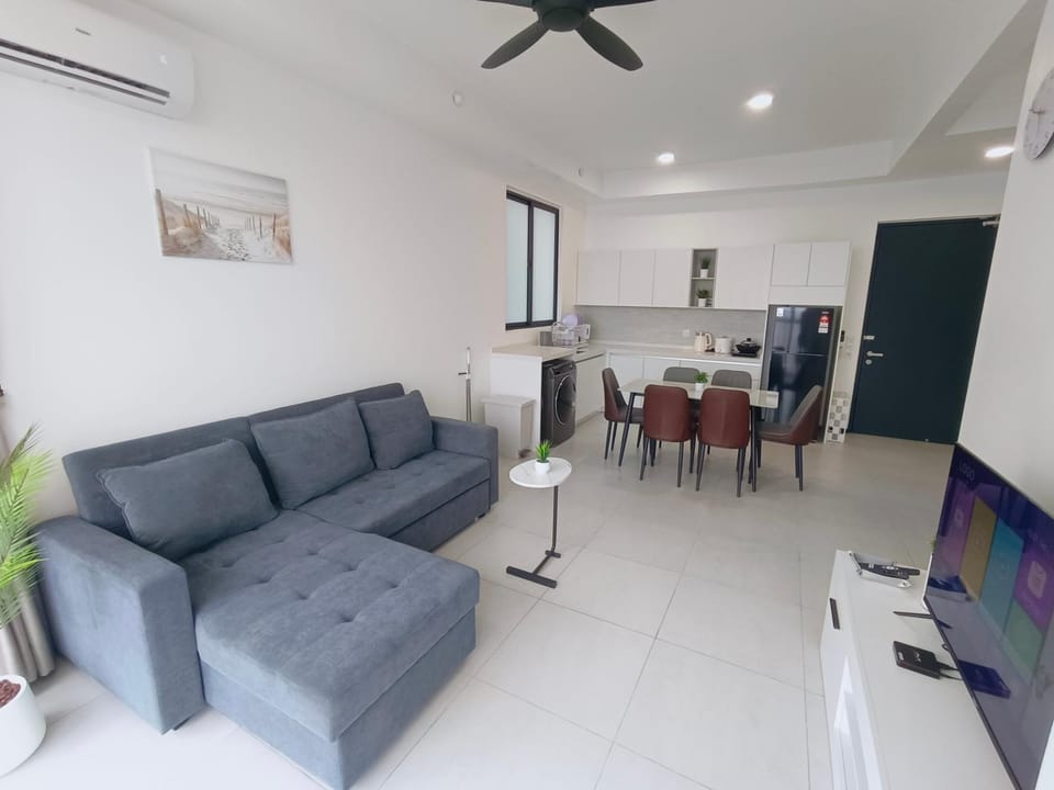 Infinity Pool, Urban Suites, Georgetown, 2 Car Parks by Star Home Apartment in George Town