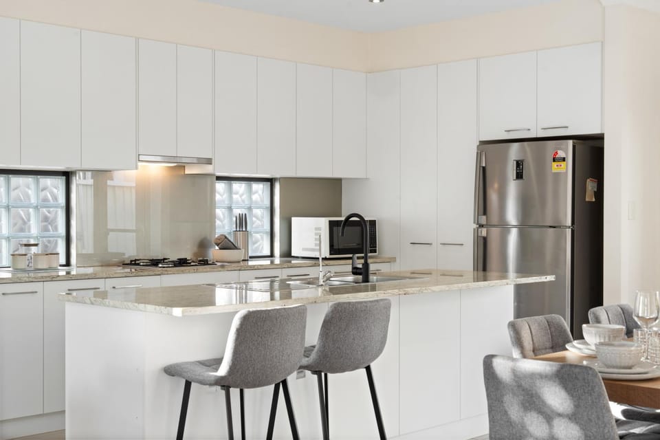 Coffee/tea facilities, Kitchen or kitchenette, Dining area, stove, toaster