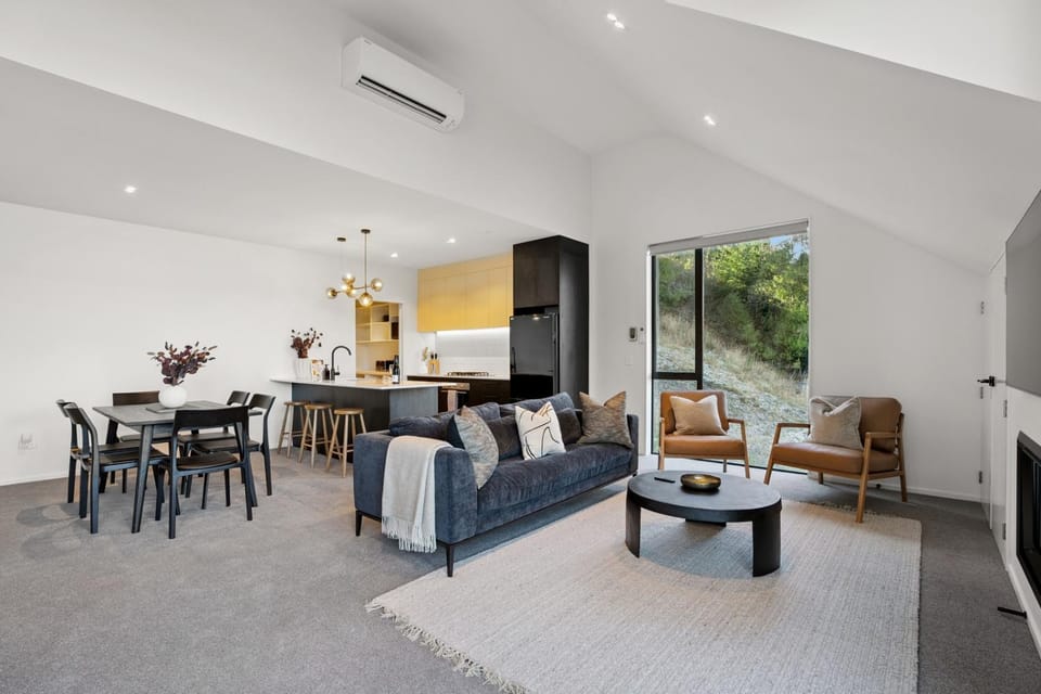Contemporary 7 Bedroom House with Stunning View House in Queenstown