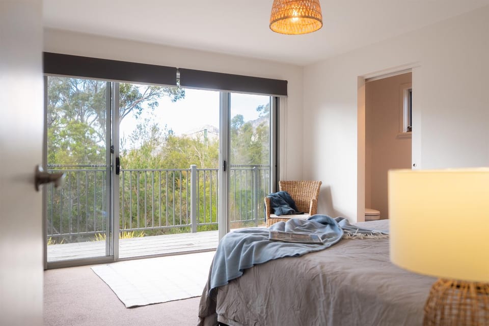 Nearby landmark, Bed, Bathroom, Balcony/Terrace, Seating area, Bedroom, Seasons