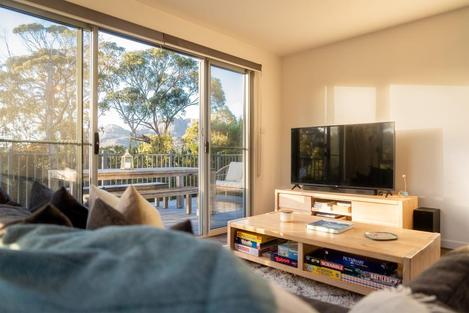 Nearby landmark, Natural landscape, TV and multimedia, Living room, Seating area, Landmark view, Seasons