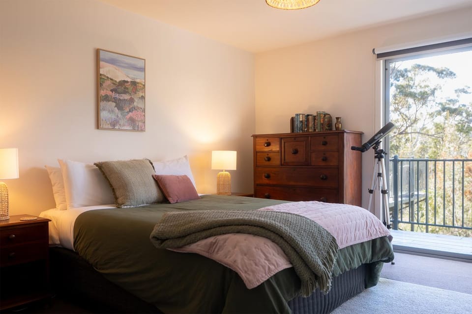 Spring, Bed, Day, Natural landscape, Winter, Summer, Bedroom, Autumn, Seasons