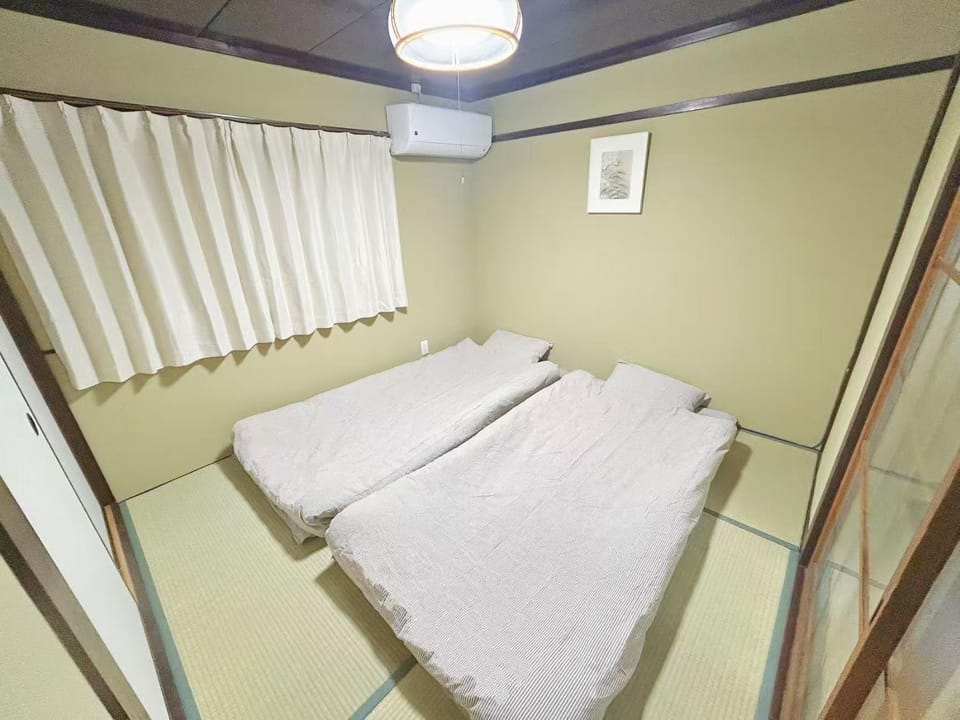 Photo of the whole room, Bedroom, air conditioner