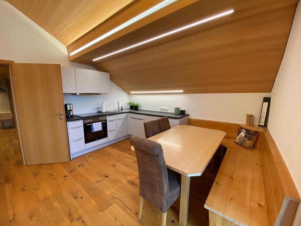 Kitchen or kitchenette, Dining area, stove