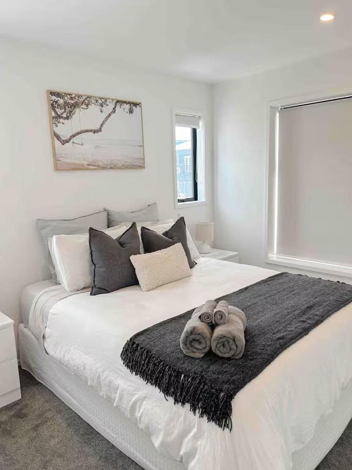 Bed, Photo of the whole room, Bedroom, towels