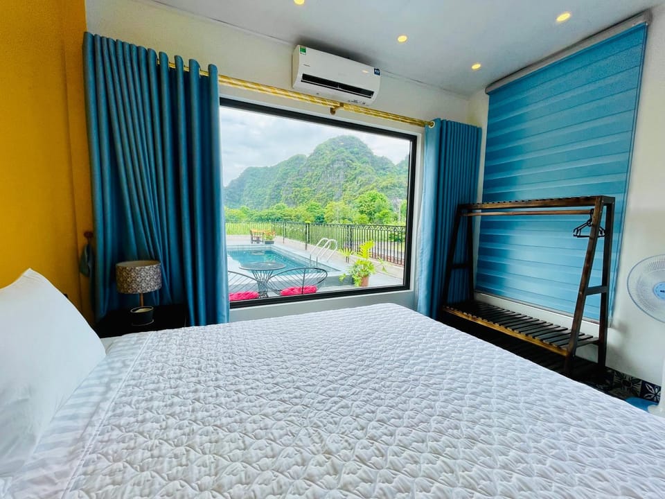 Photo of the whole room, air conditioner