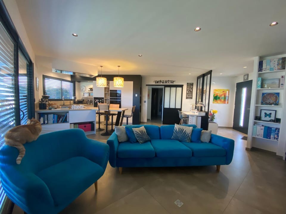 TV and multimedia, Kitchen or kitchenette, Living room, Seating area