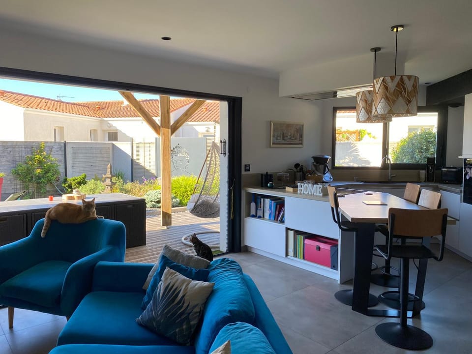 Kitchen or kitchenette, Seating area, Dining area