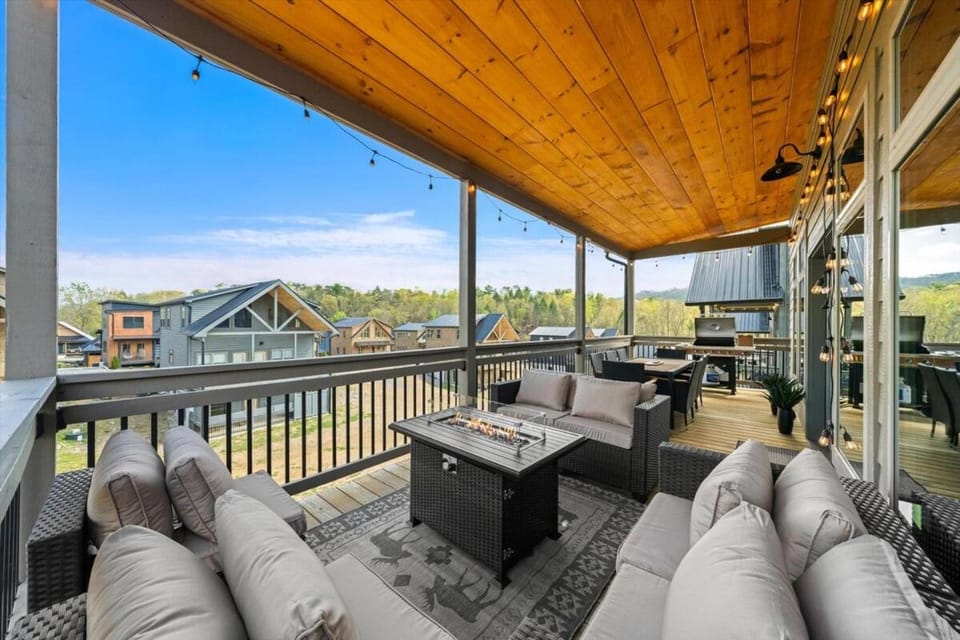 New Indoor Heated Pool Hot Tub Arcade EV Charger Pets House in Pigeon Forge