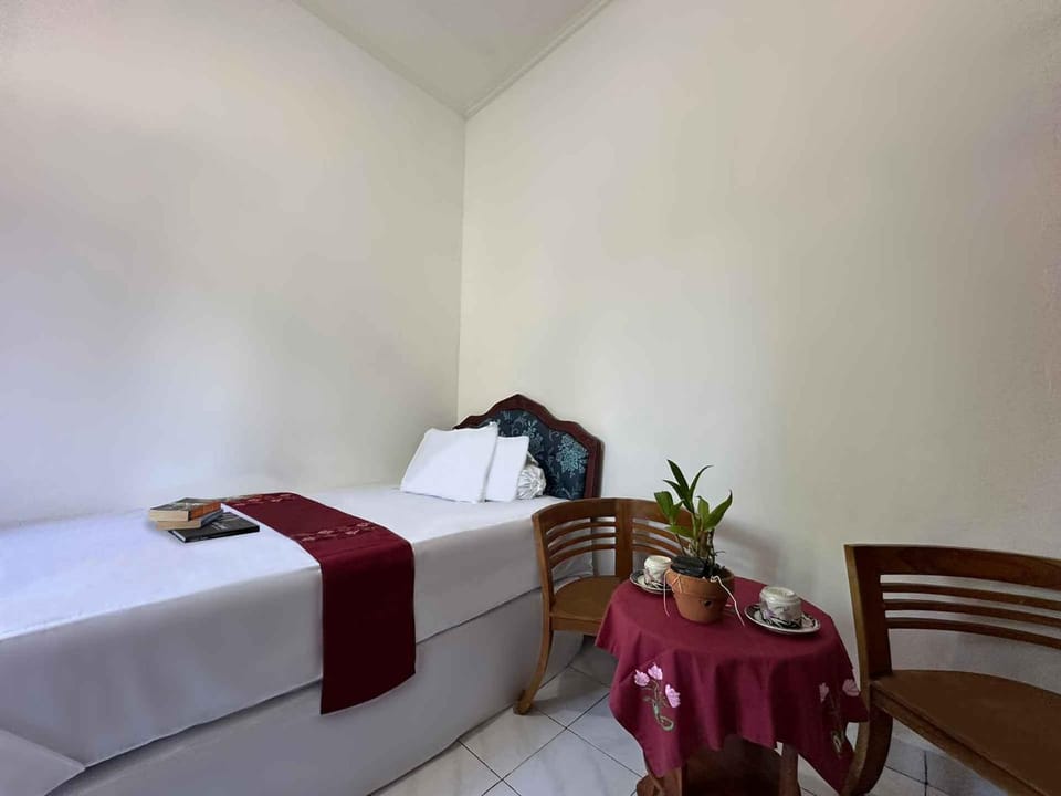 Bed, Seating area, Bedroom