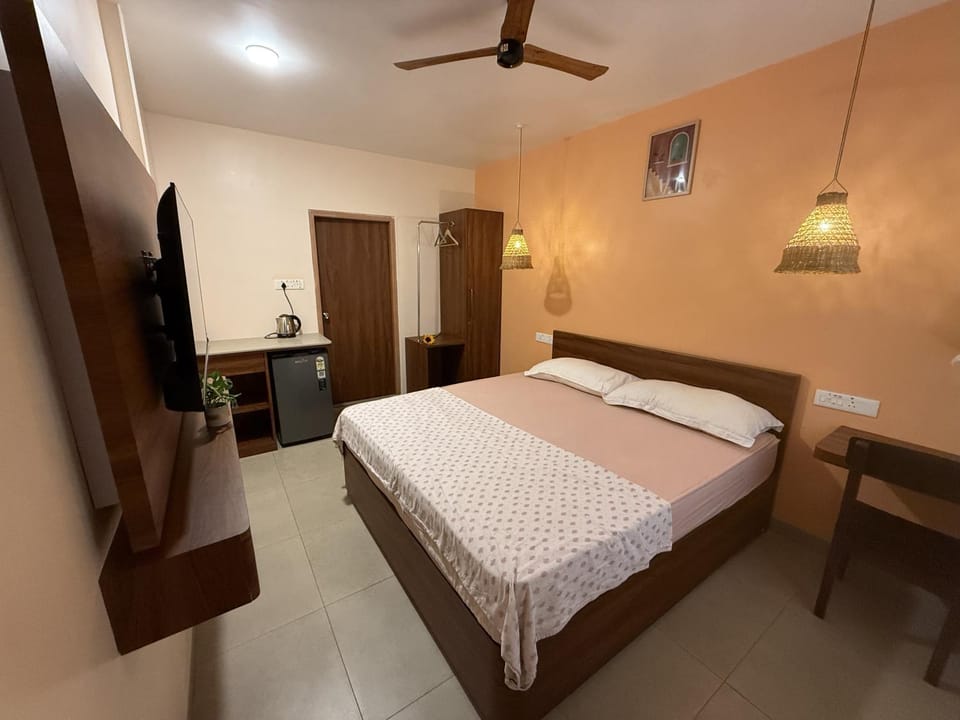 Bed, TV and multimedia, Photo of the whole room, Bedroom, wardrobe