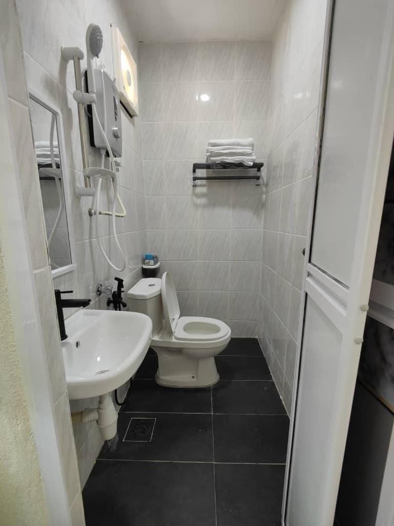 Reds Roomstay Pantai Penarik 2 Motel in Terengganu, Malaysia