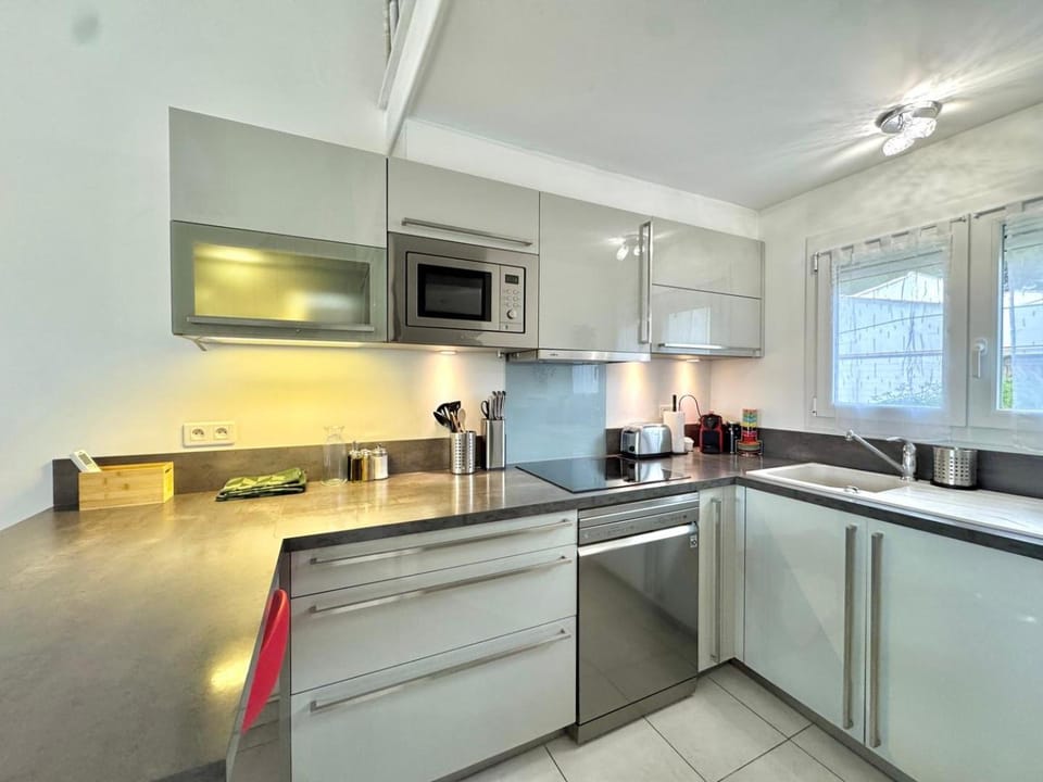 Kitchen or kitchenette, Dining area, dishwasher, stove