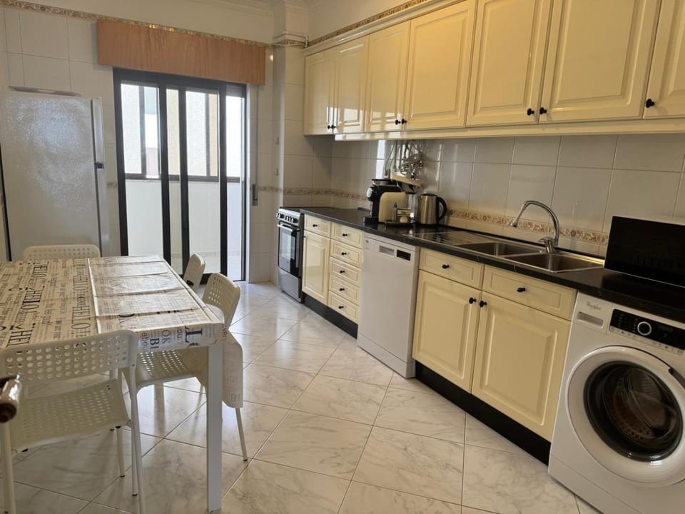 Coffee/tea facilities, Kitchen or kitchenette, Dining area, dishwasher, oven, stove, washing machine, kitchen