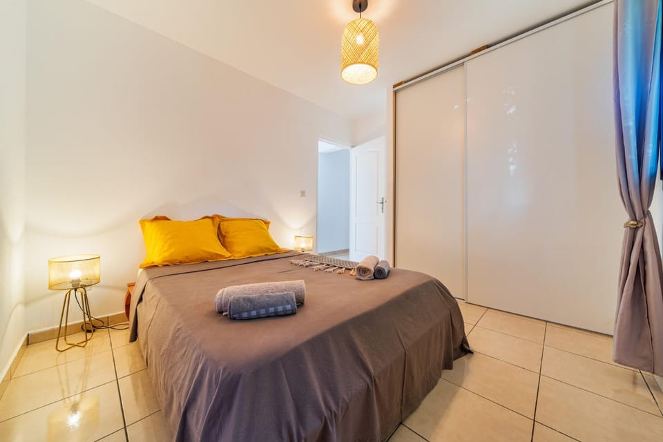 Photo of the whole room, Bedroom