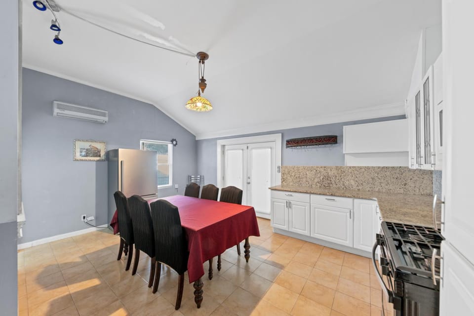 Dining area, kitchen