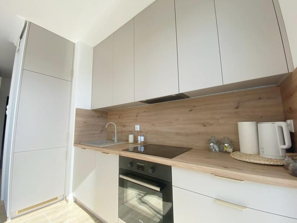 Coffee/tea facilities, Kitchen or kitchenette, stove