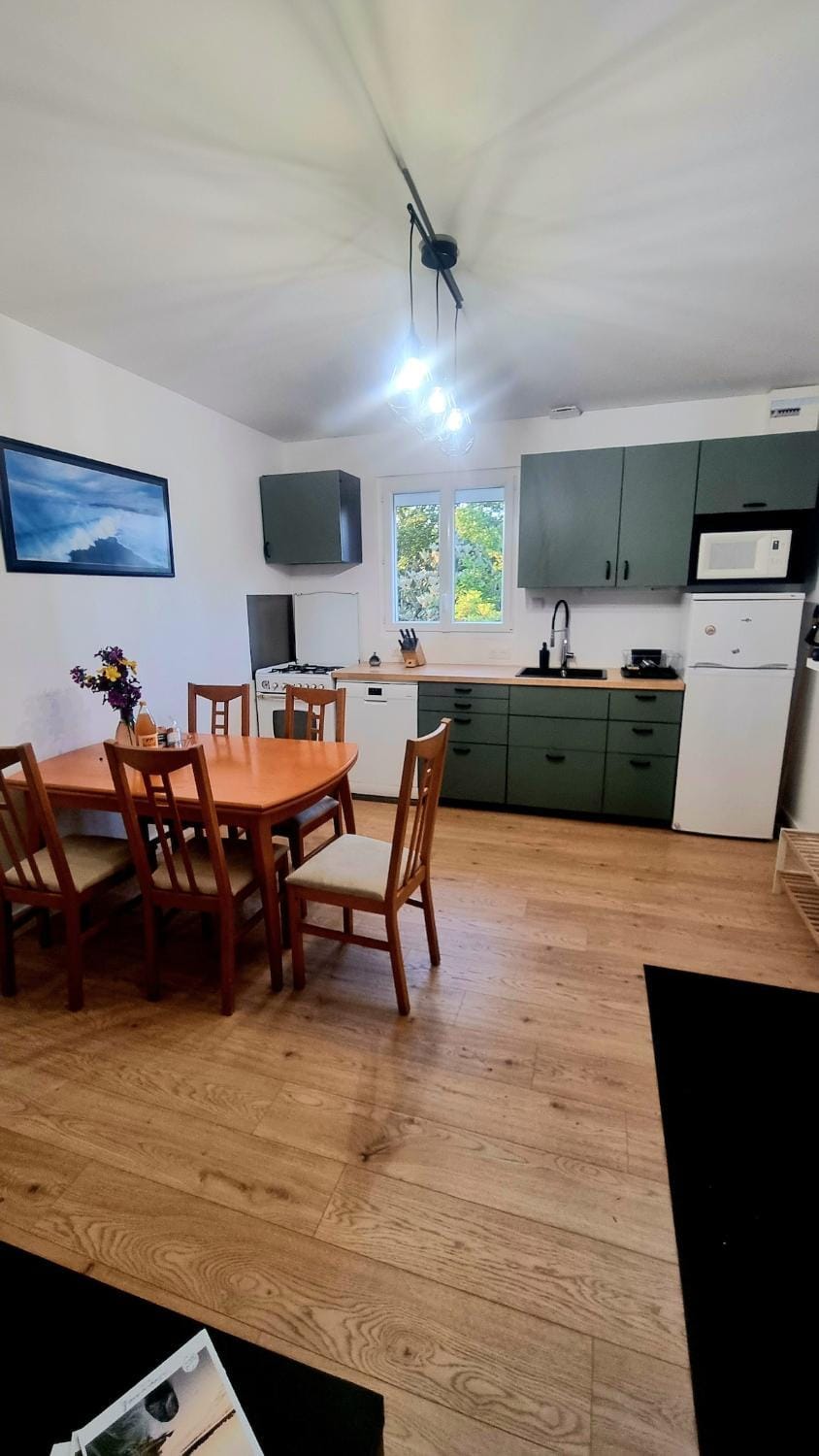 Kitchen or kitchenette, Dining area