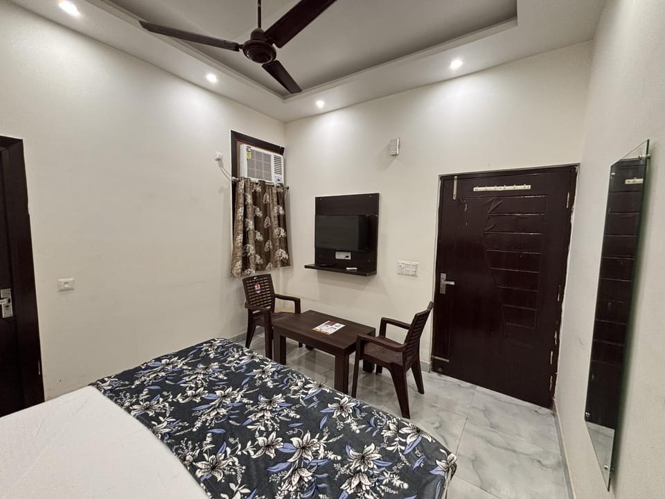 Bed, TV and multimedia, Photo of the whole room, Bedroom, air conditioner