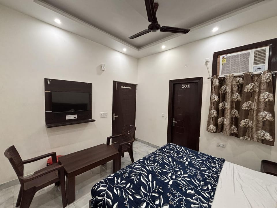 TV and multimedia, Photo of the whole room, Bedroom, air conditioner