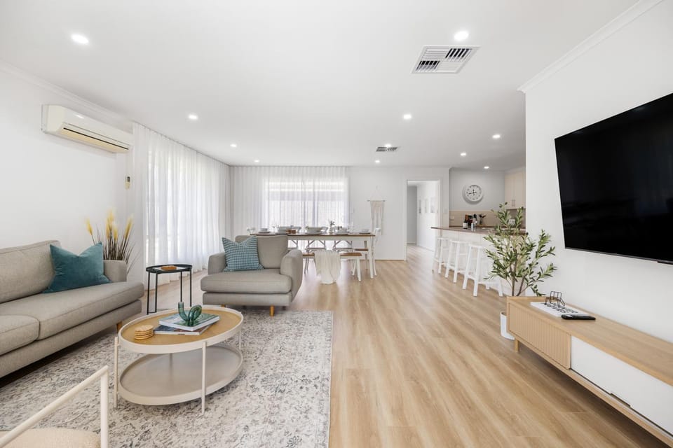 TV and multimedia, Living room, Seating area, air conditioner