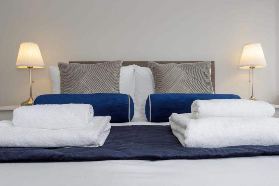 Bedroom, towels, towels
