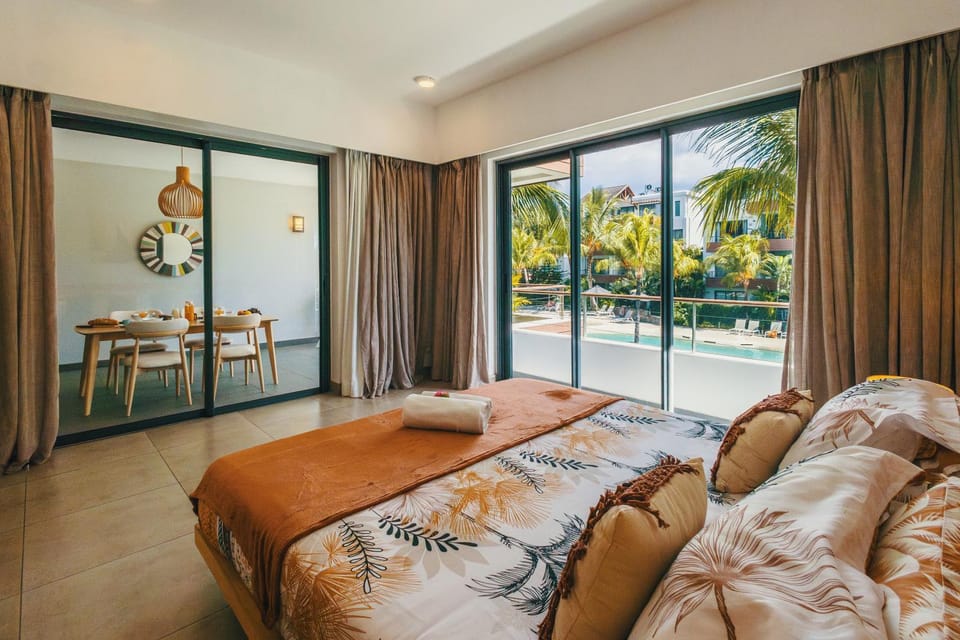 Bed, View (from property/room), Balcony/Terrace, Living room, Photo of the whole room, Seating area, Bedroom