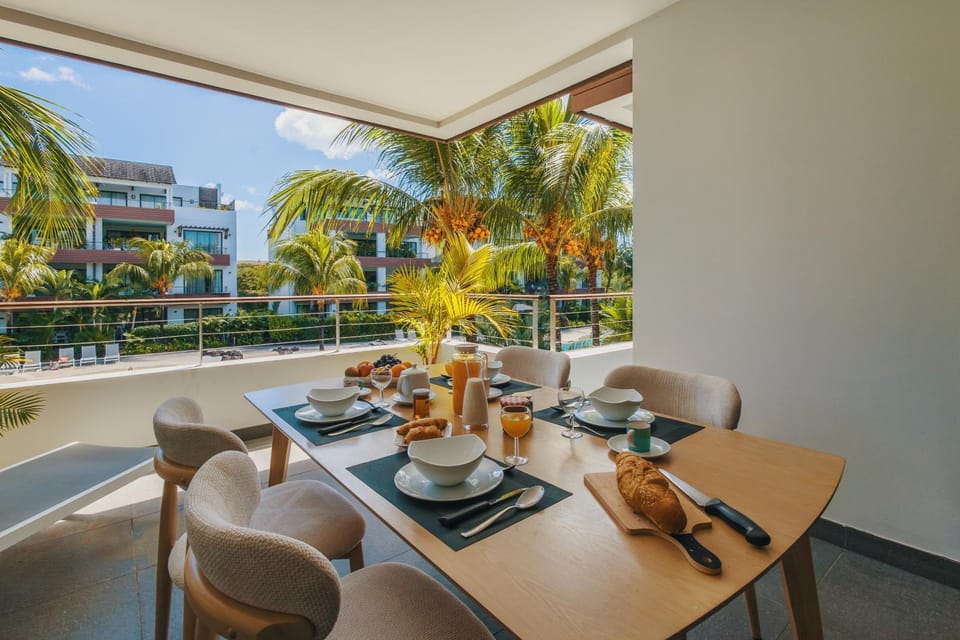 View (from property/room), Balcony/Terrace, Food and drinks, Banquet/Function facilities, Dining area, Food
