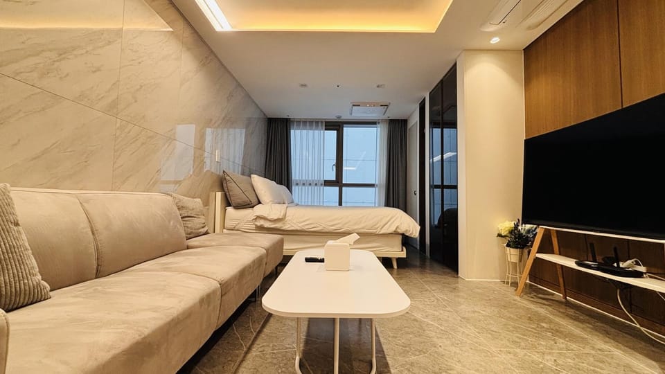 Bed, TV and multimedia, Living room