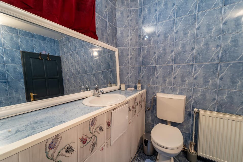 Toilet, Bathroom, Bath, towels