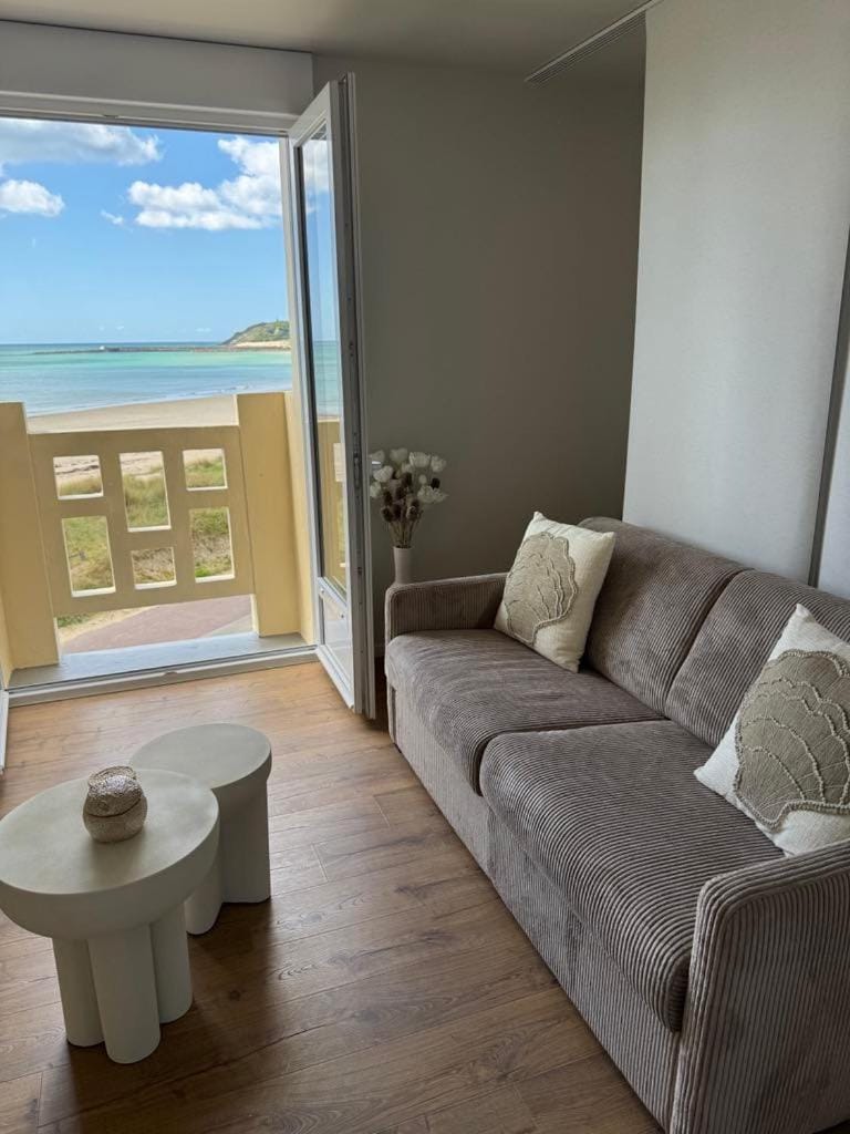 Natural landscape, View (from property/room), Balcony/Terrace, Living room, Seating area, Sea view