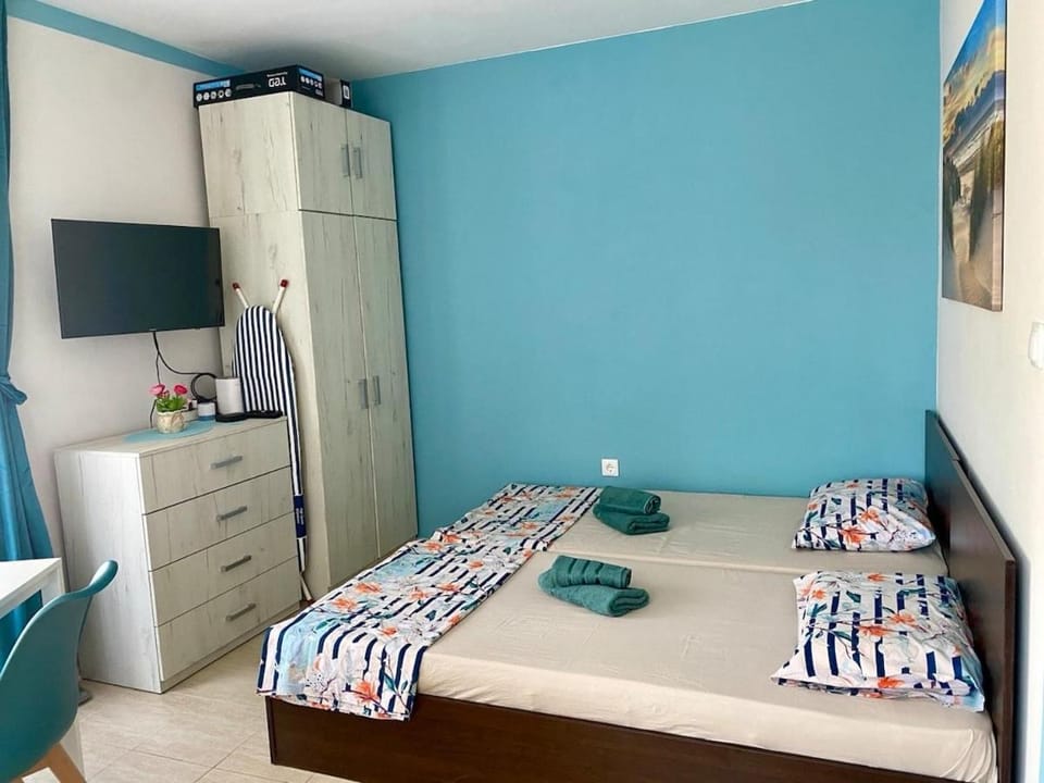 Bed, TV and multimedia, towels, wardrobe
