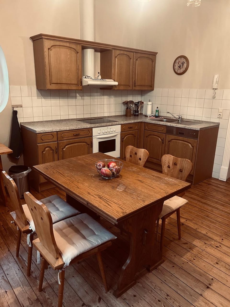 Kitchen or kitchenette, Dining area, stove