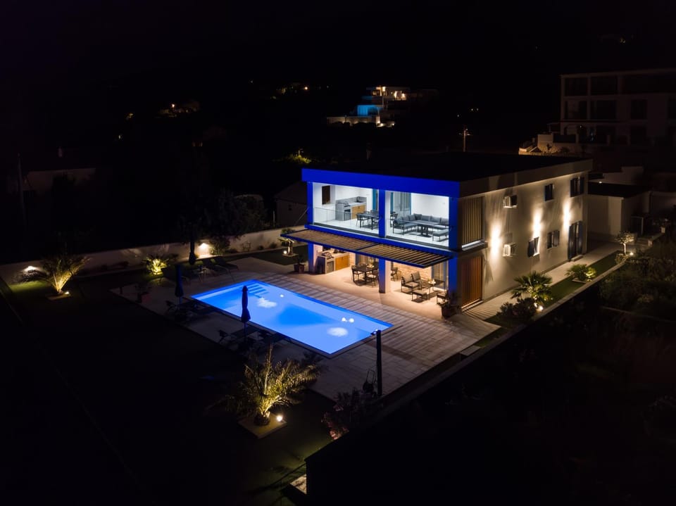 Property building, Pool view, Swimming pool