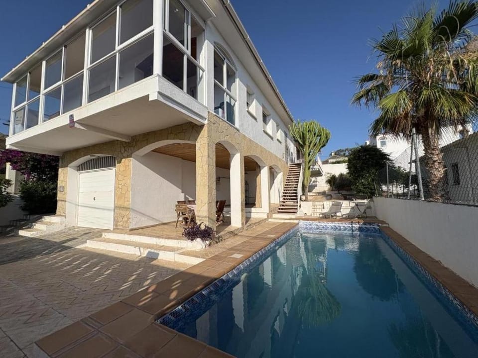 Swimming pool, sunbed