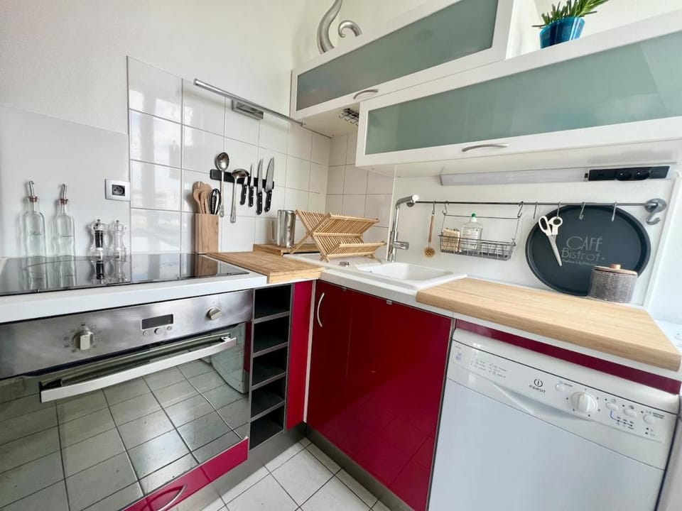 Kitchen or kitchenette, dishwasher, oven, stove