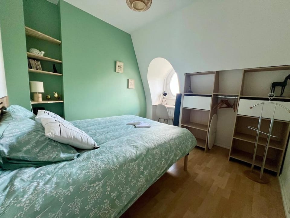 Bed, Photo of the whole room, Bedroom, wardrobe