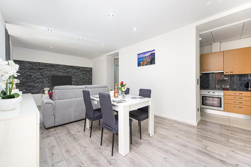 TV and multimedia, Kitchen or kitchenette, Living room, Dining area, oven, stove