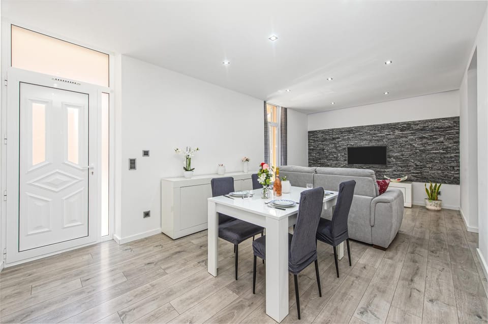 TV and multimedia, Living room, Seating area, Dining area