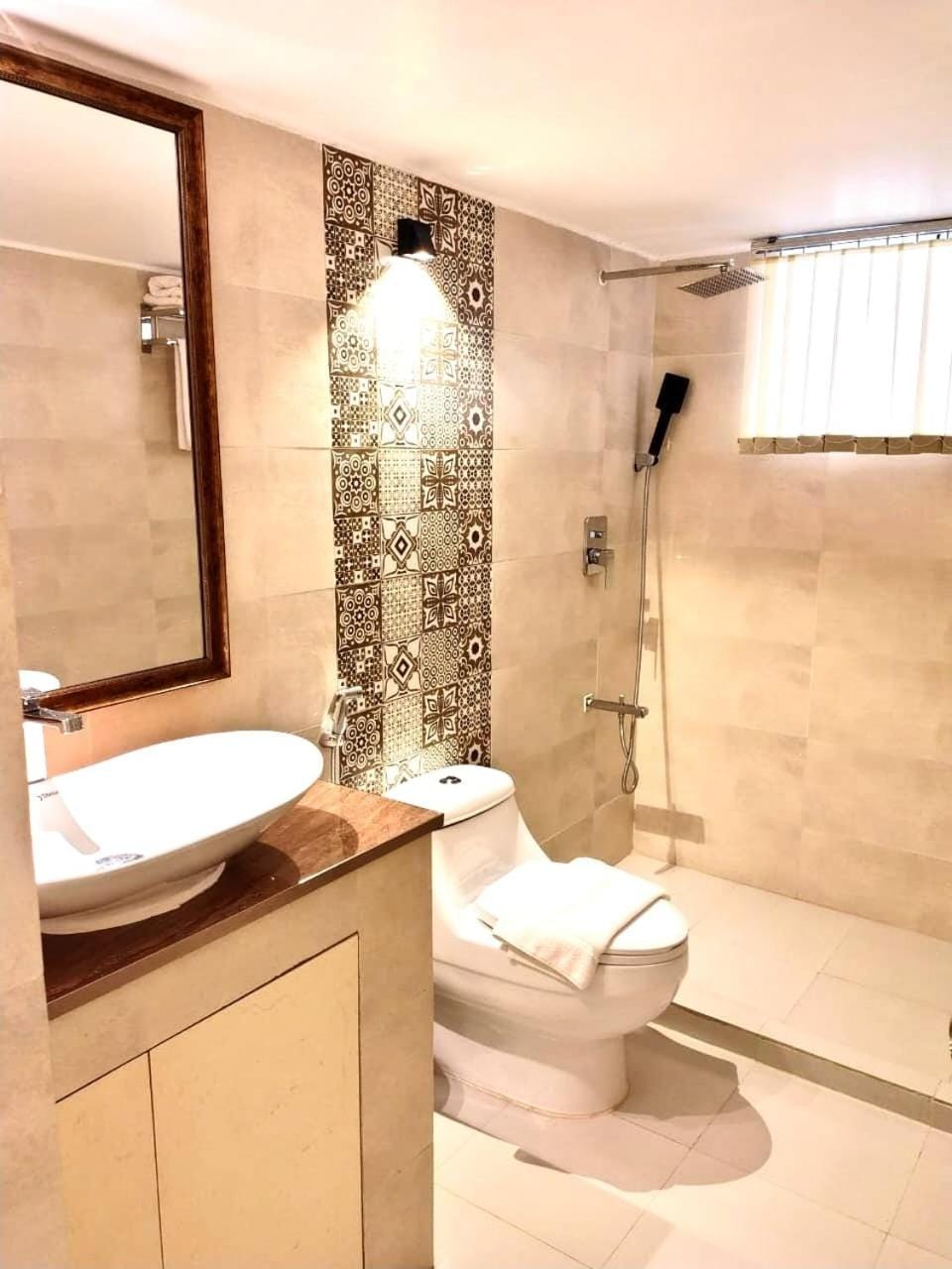 Shower, Toilet, Bathroom, Bath, towels