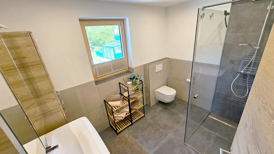 Shower, Toilet, Bathroom, towels