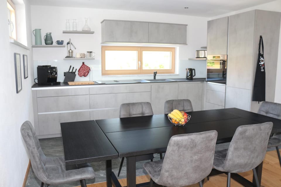 Coffee/tea facilities, Kitchen or kitchenette, Dining area, oven, stove, toaster