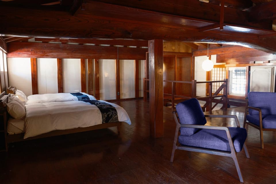Bed, Photo of the whole room, Seating area, Bedroom