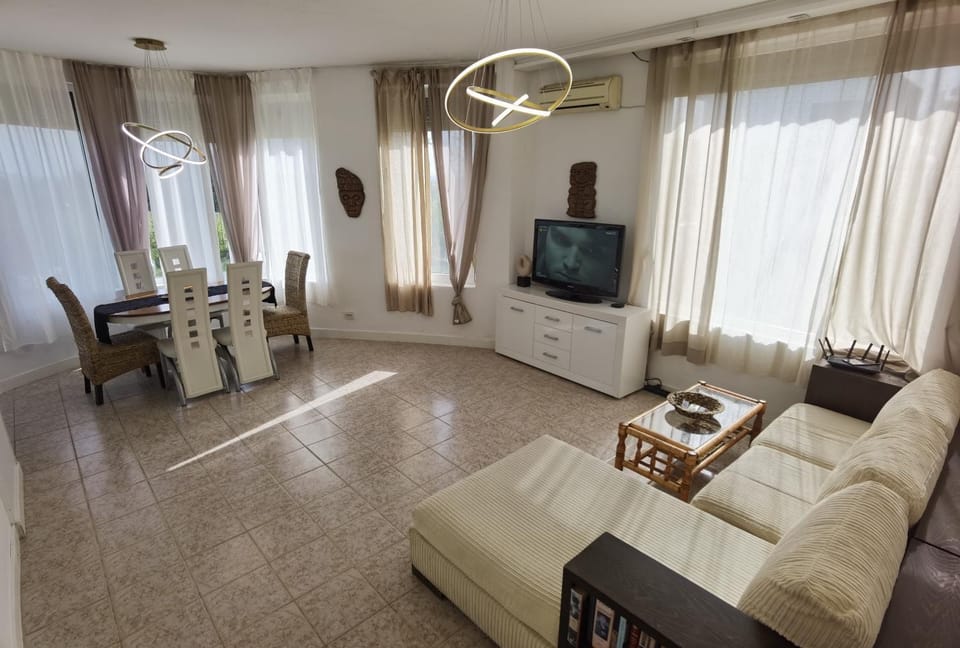 Communal lounge/ TV room, TV and multimedia, Living room, Seating area, Evening entertainment