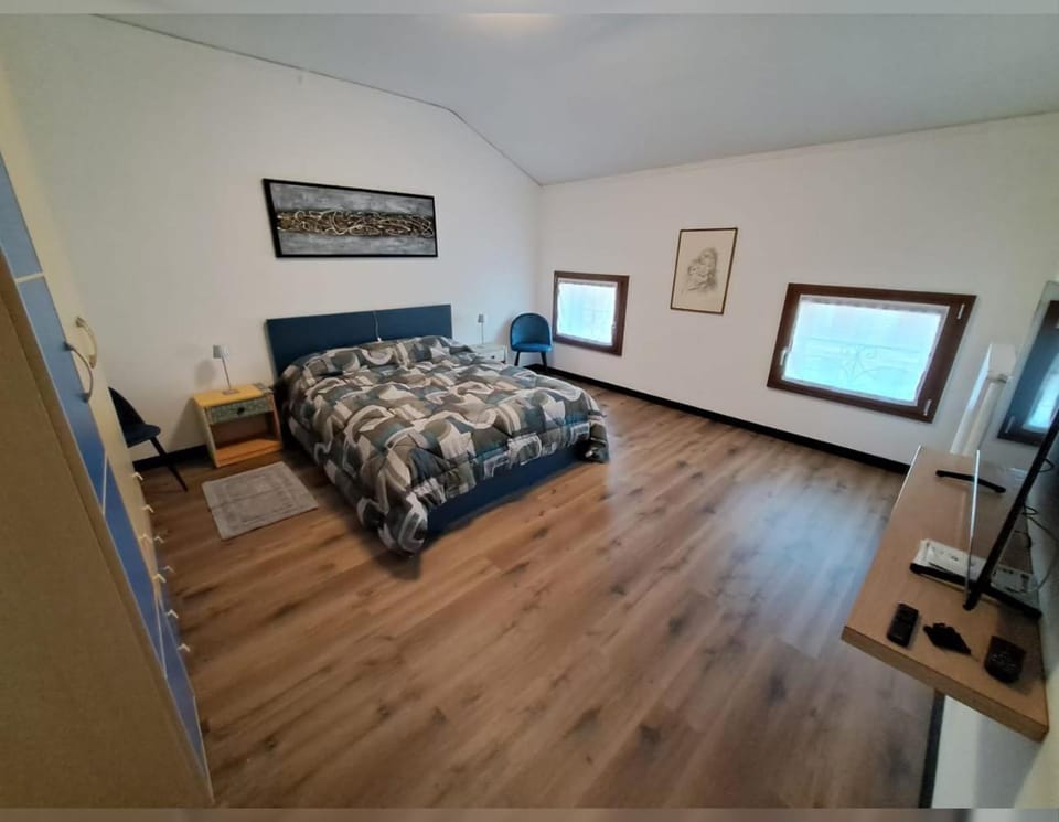 Bed, TV and multimedia, Bedroom