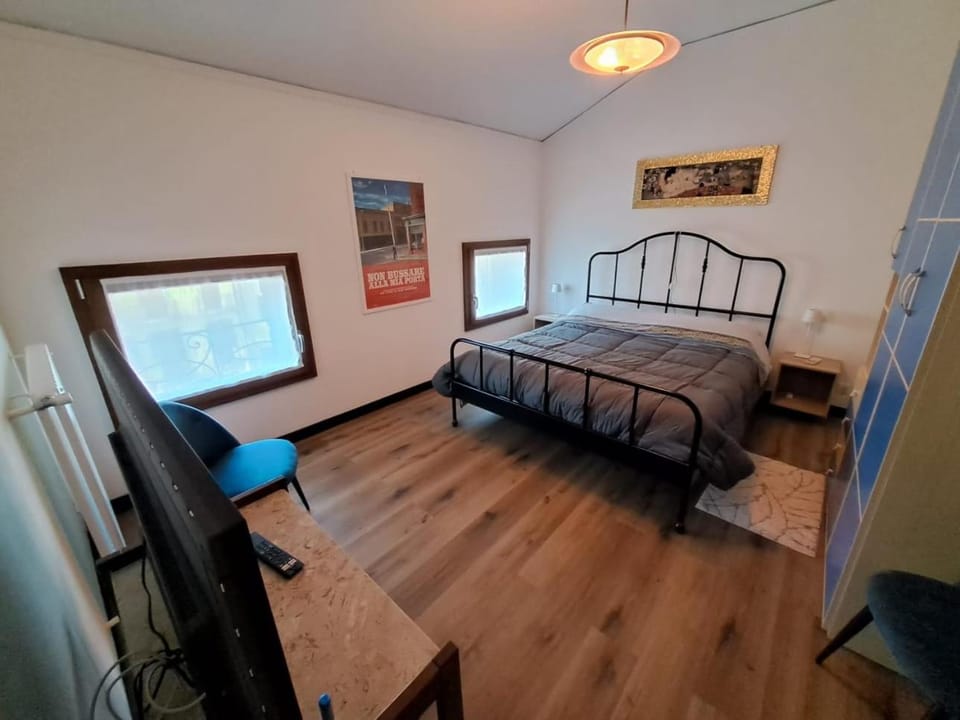 Bed, TV and multimedia, Bedroom