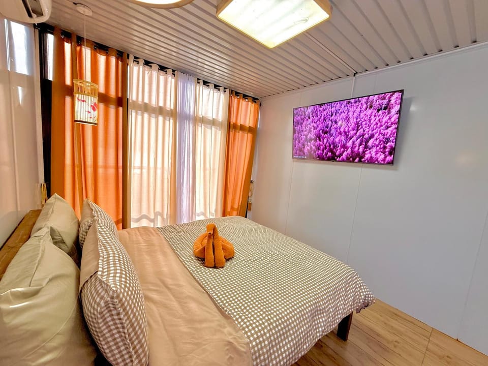 Bed, TV and multimedia, Bedroom