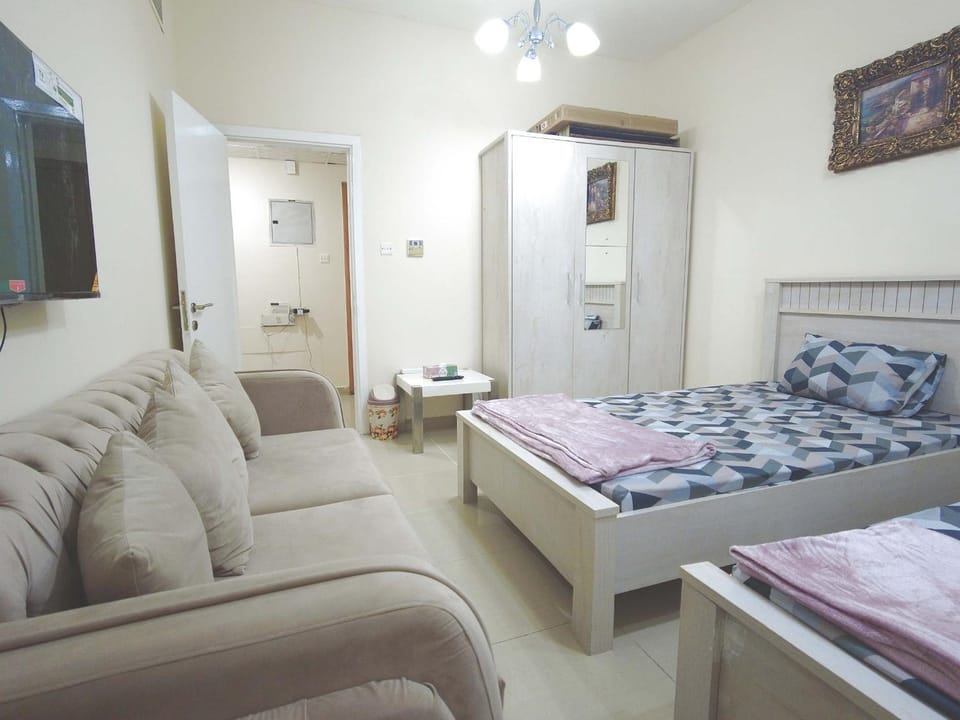 Bed, TV and multimedia, Seating area, Bedroom